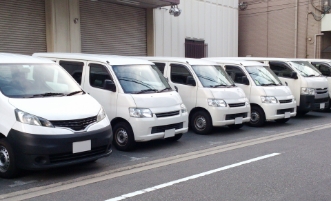 駐車場に並ぶ車