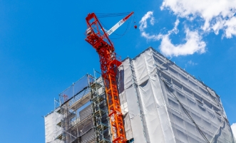建設中の建物とクレーンの画像
