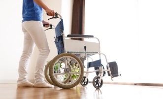 車いすを押す男性