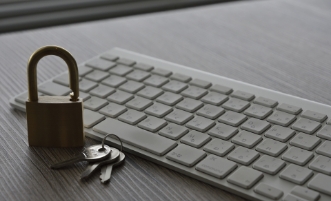 キーボードと南京錠の画像